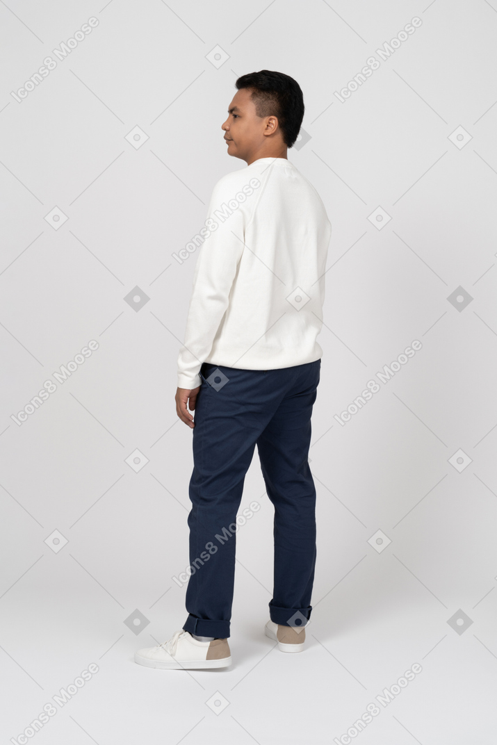 Homme en tenue décontractée debout