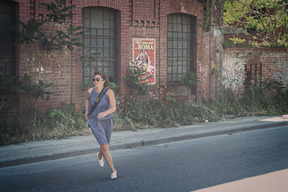 Женщина бежит по улице