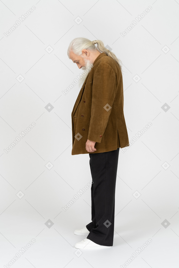 Vue latérale d'un vieil homme regardant vers le bas