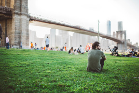 Parque público con gente descansando