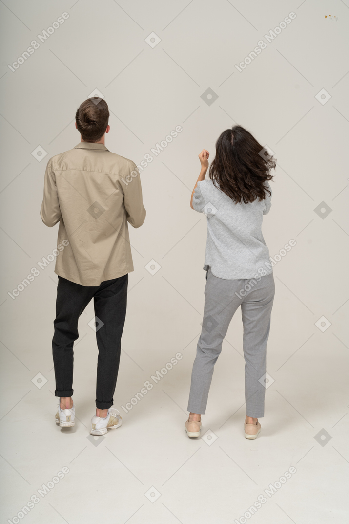 カメラに背を向けて立っている男性と女性