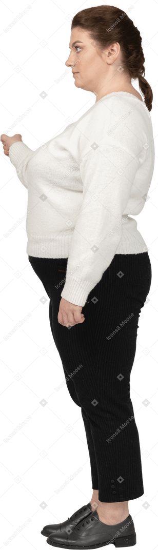 Mulher rechonchuda em roupas casuais apontando com um dedo