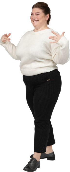 Donna grassoccia in maglione bianco che balla