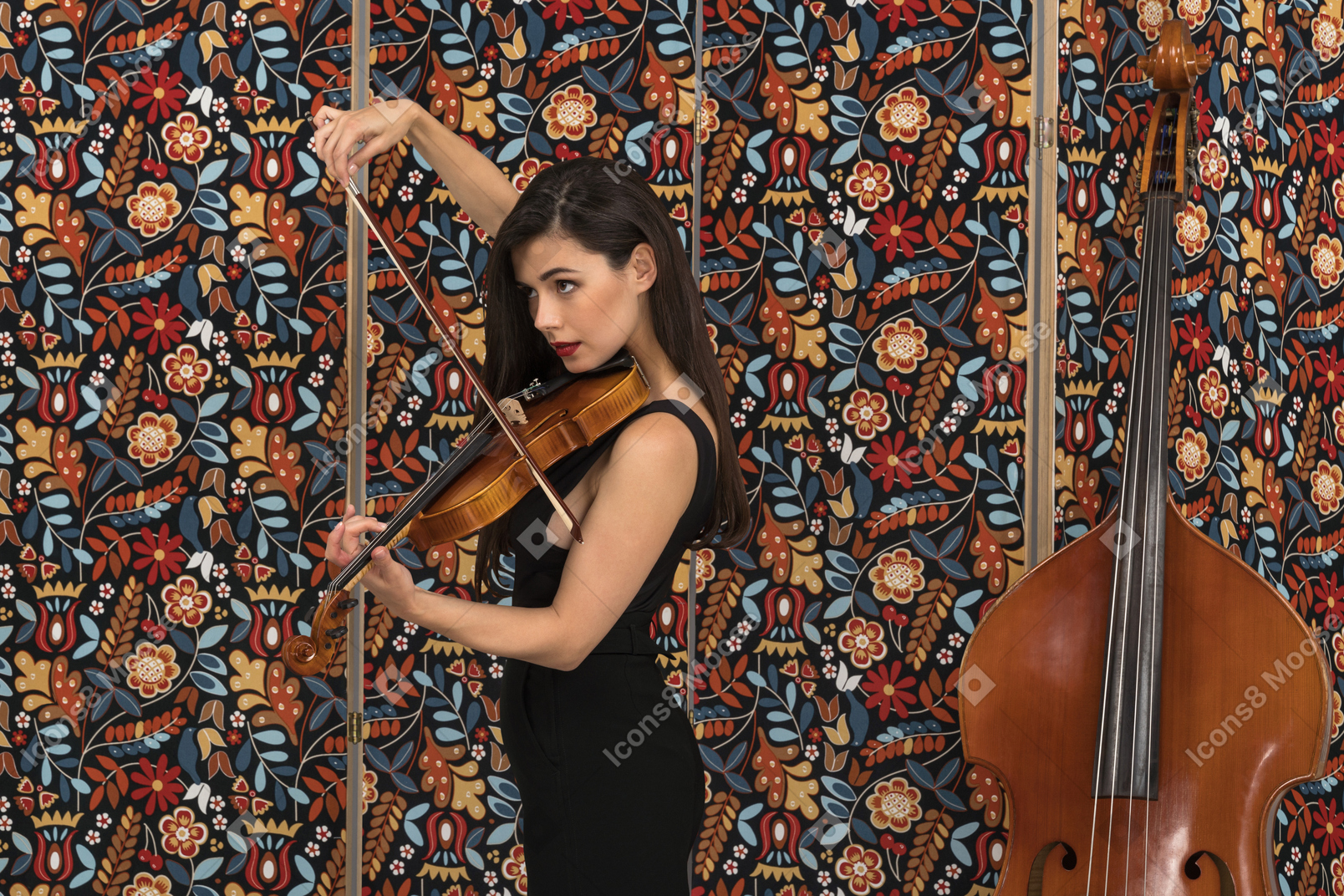 Violinista femenina concentrada realizando concierto clásico