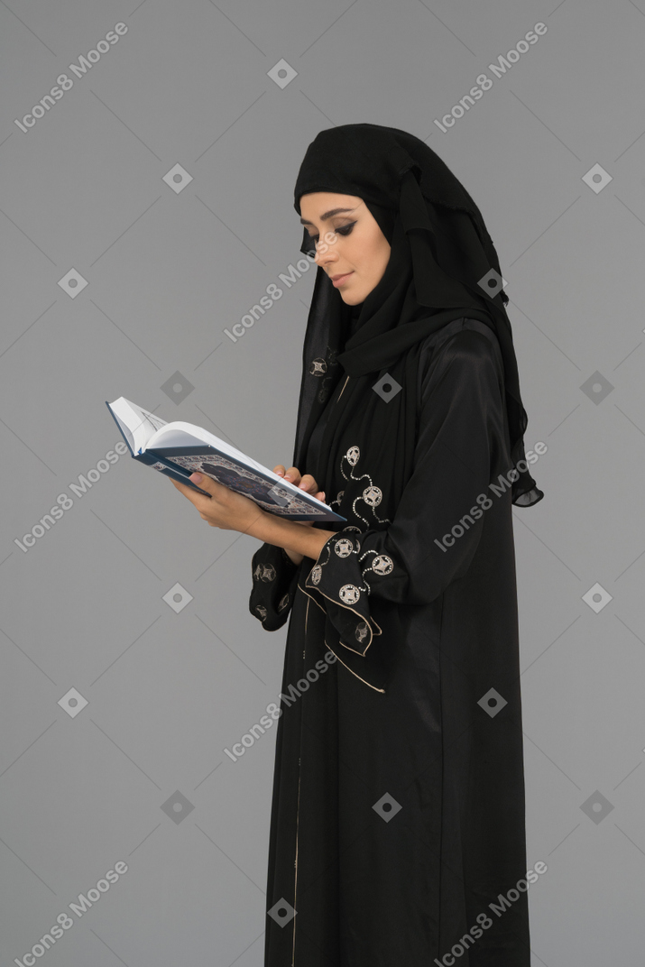 Une femme musulmane lisant le coran