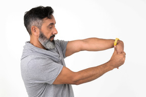 Concentré sur certains étirements du matin