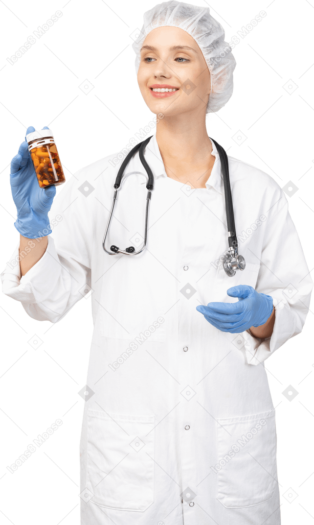 一位微笑的年轻女医生拿着一罐药丸的前视图