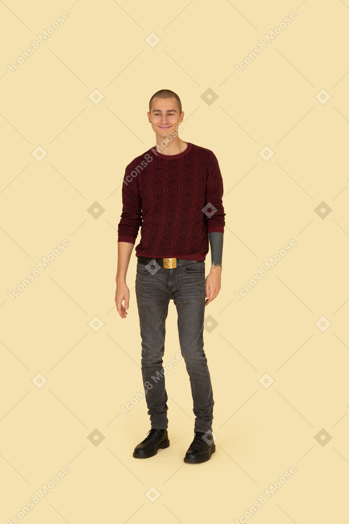 Vista frontal de un joven sonriente con un suéter rojo