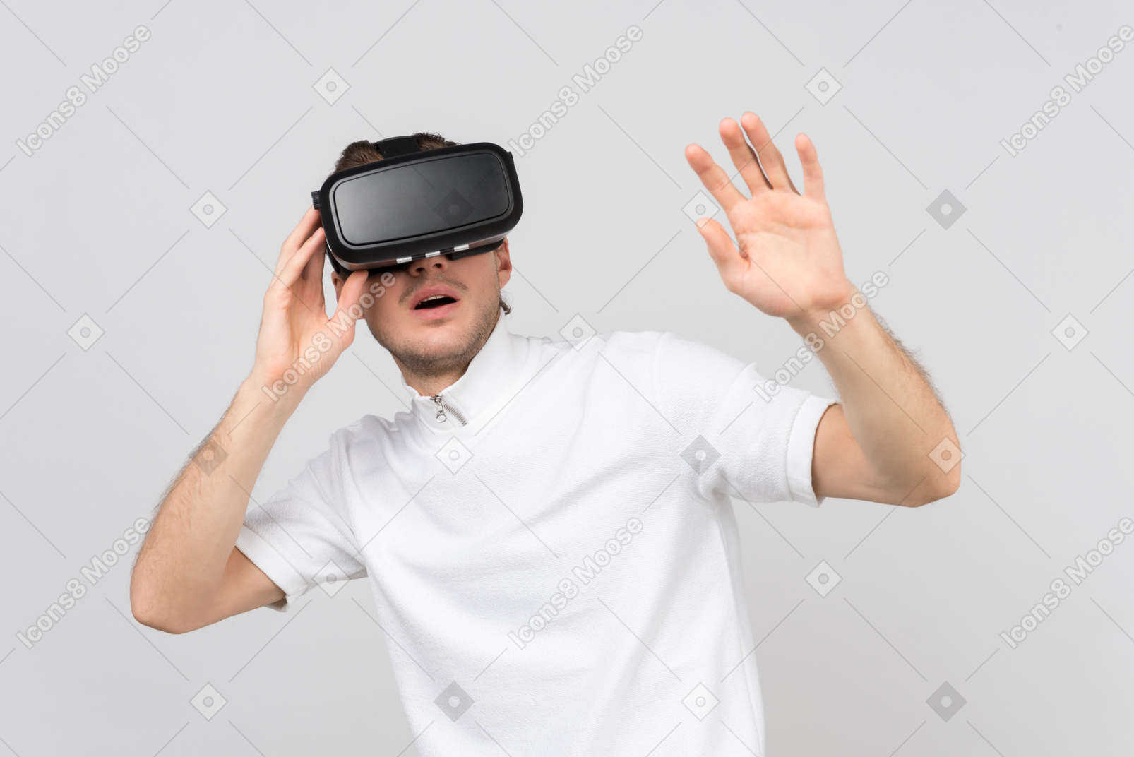 Homem impressionado com fone de ouvido de realidade virtual