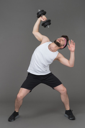 Homme travaillant avec un haltère