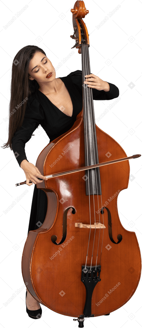 Vorderansicht einer jungen frau im schwarzen kleid, die den kontrabass mit einer schleife spielt, während sie zur seite schaut