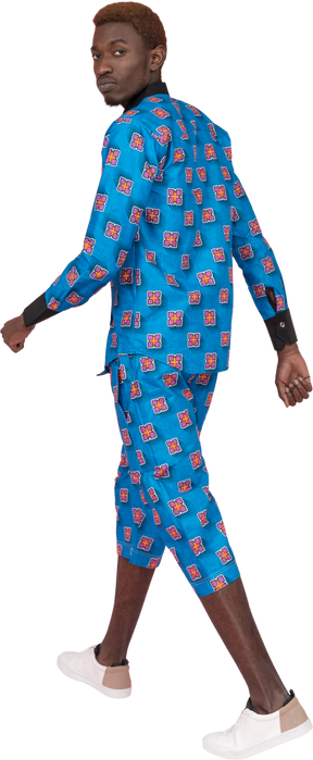 Homem negro de pijama azul caminhando