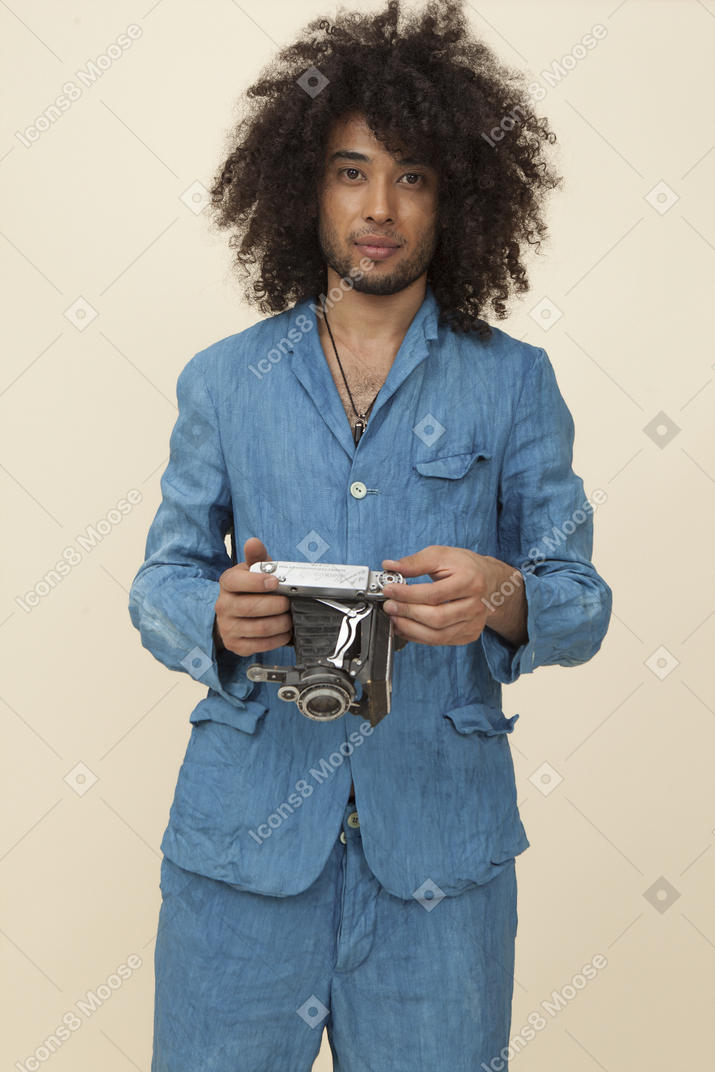Afroman con un gran cabello rizado sosteniendo un cabello vintage