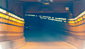 Un'auto in un tunnel