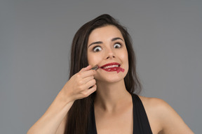 Mujer con lápiz labial rojo