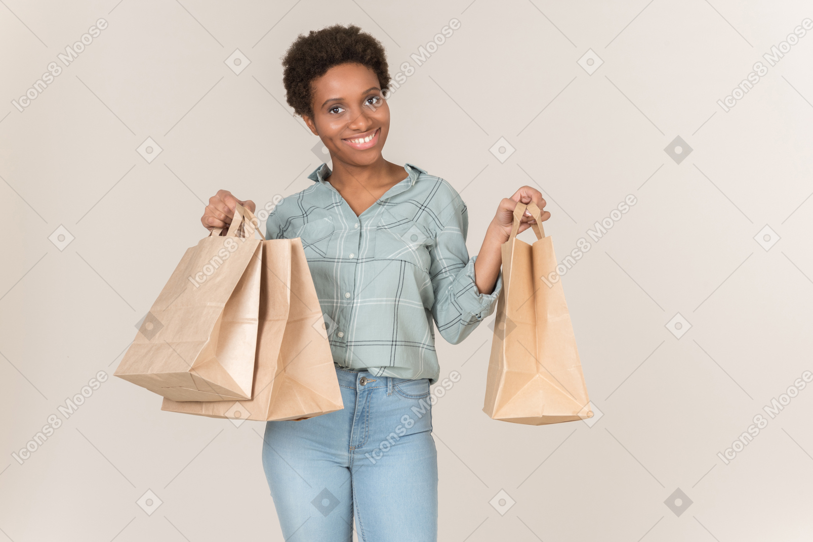 Sorrindo, jovem, mulher afro, segurando, sacolas papel