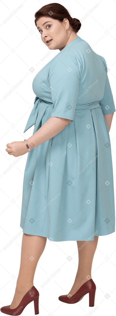 파란 드레스를 입은 여성의 뒷모습