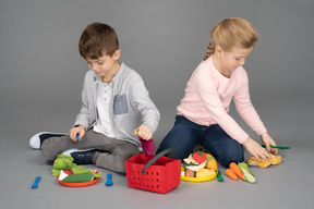 Crianças brincando com brinquedos de comida