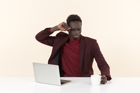 Élégant homme noir assis à la table dans le bureau