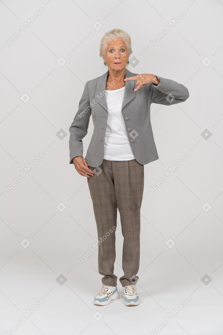 Vista frontale di un'anziana signora in abito che gesticola