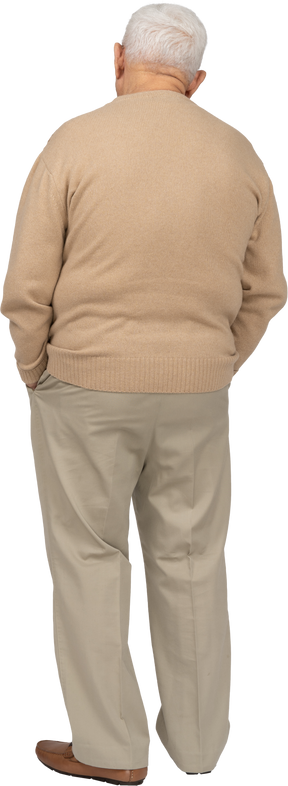 Vista posteriore di un vecchio in abiti casual in piedi con le mani in tasca
