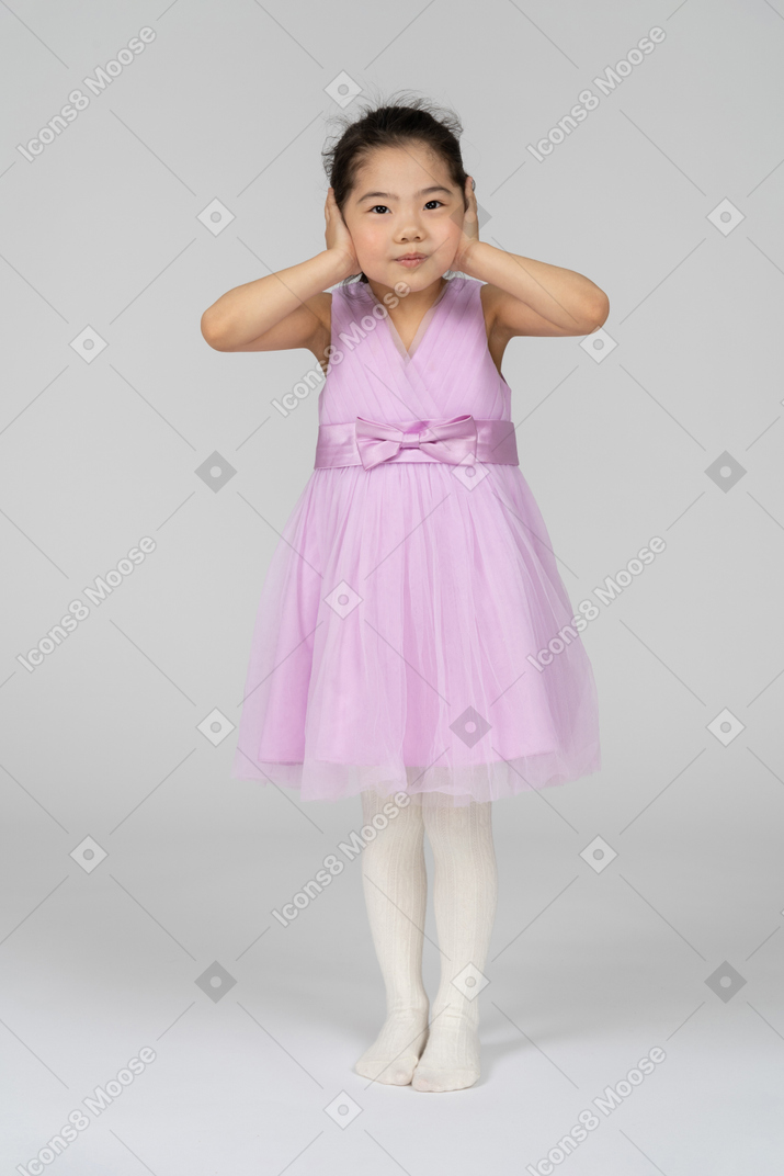 그녀의 귀를 닫는 아시아 소녀