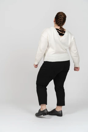 Mujer de talla grande en ropa casual de pie