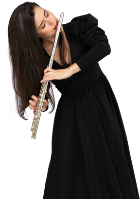 Vista frontale di una giovane donna seria in abito nero che suona il flauto