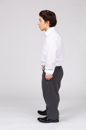 Vista lateral de un oficinista masculino mirando hacia otro lado