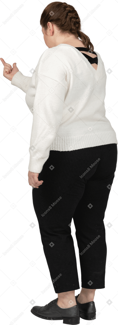 Mulher gorda com roupas casuais mostrando um gesto "mau"