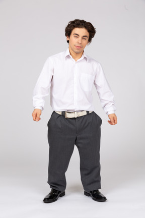 Jeune homme en chemise blanche clignotant