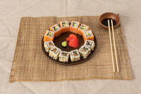 Eine reihe von sushi-rollen auf einer platte