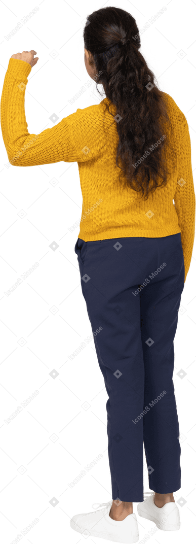 Retrovisor de uma garota com roupas casuais, mostrando o tamanho pequeno de algo
