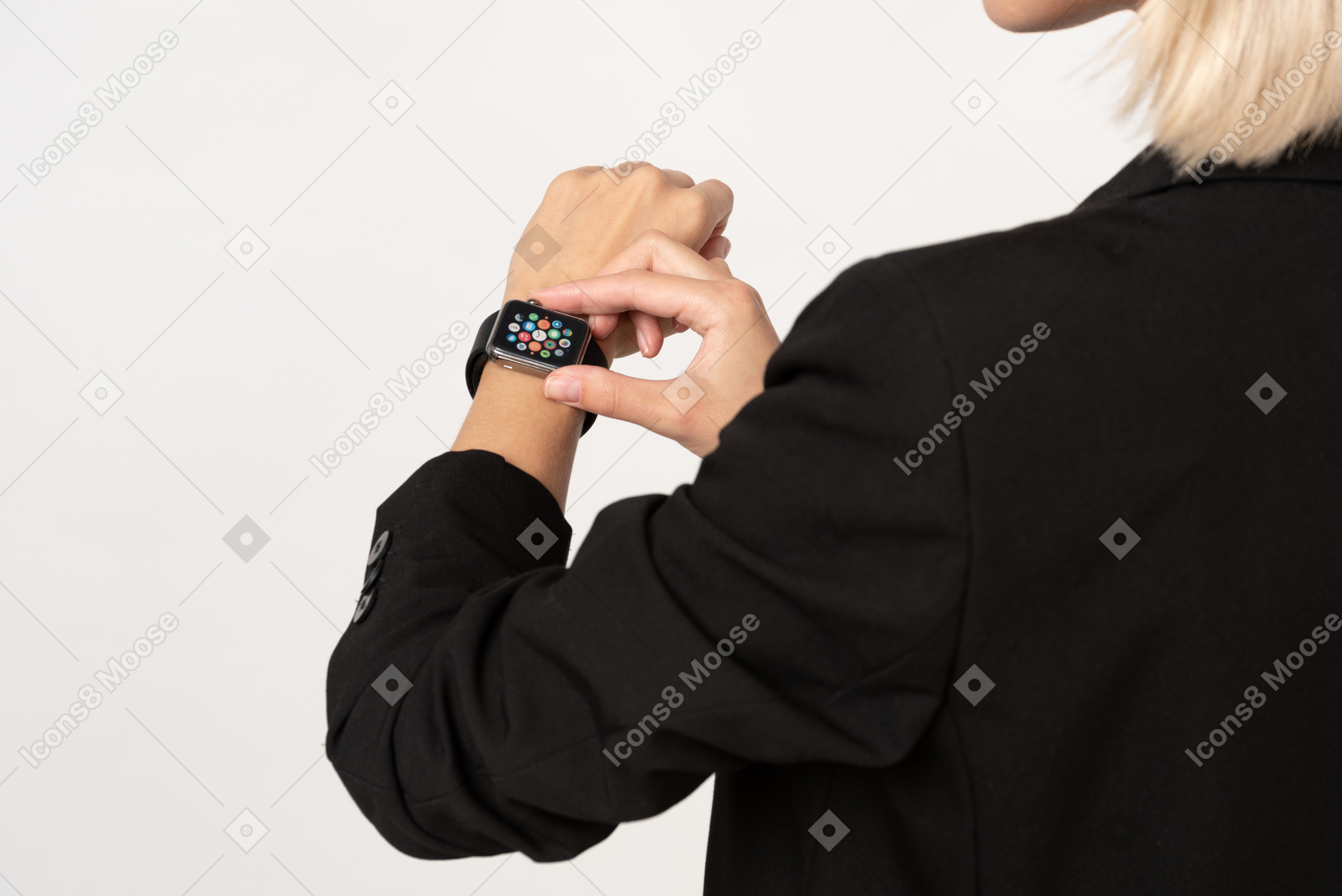 Une photo recadrée d'une jeune femme portant smartwatch