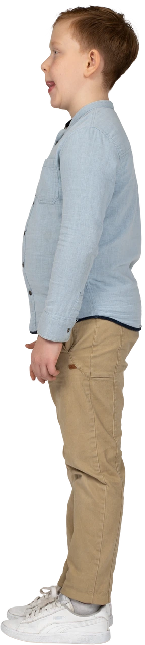 Ragazzo carino in abiti casual che lecca le labbra