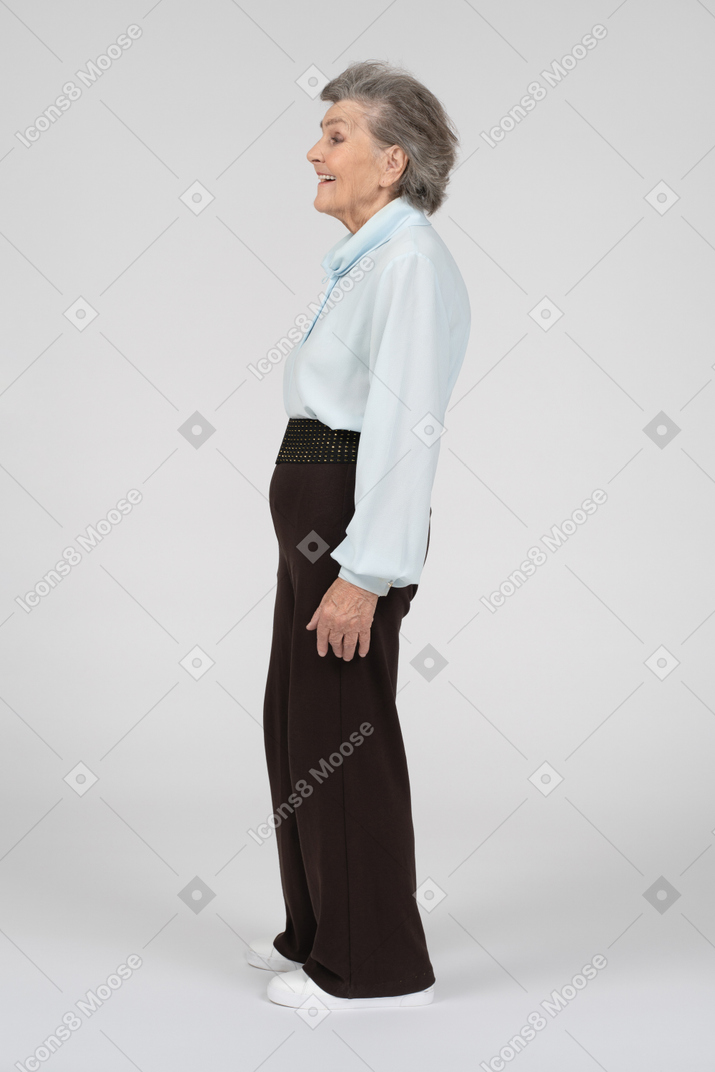 Vista laterale di una donna anziana che ride