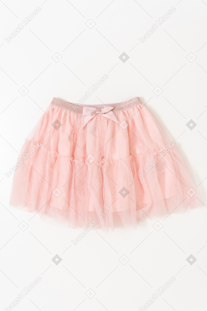 Falda rosa de niña niño sobre fondo blanco.