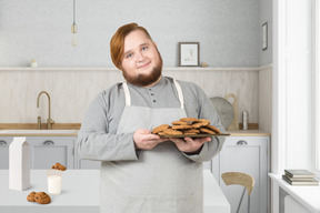 Homem segurando um prato com biscoitos