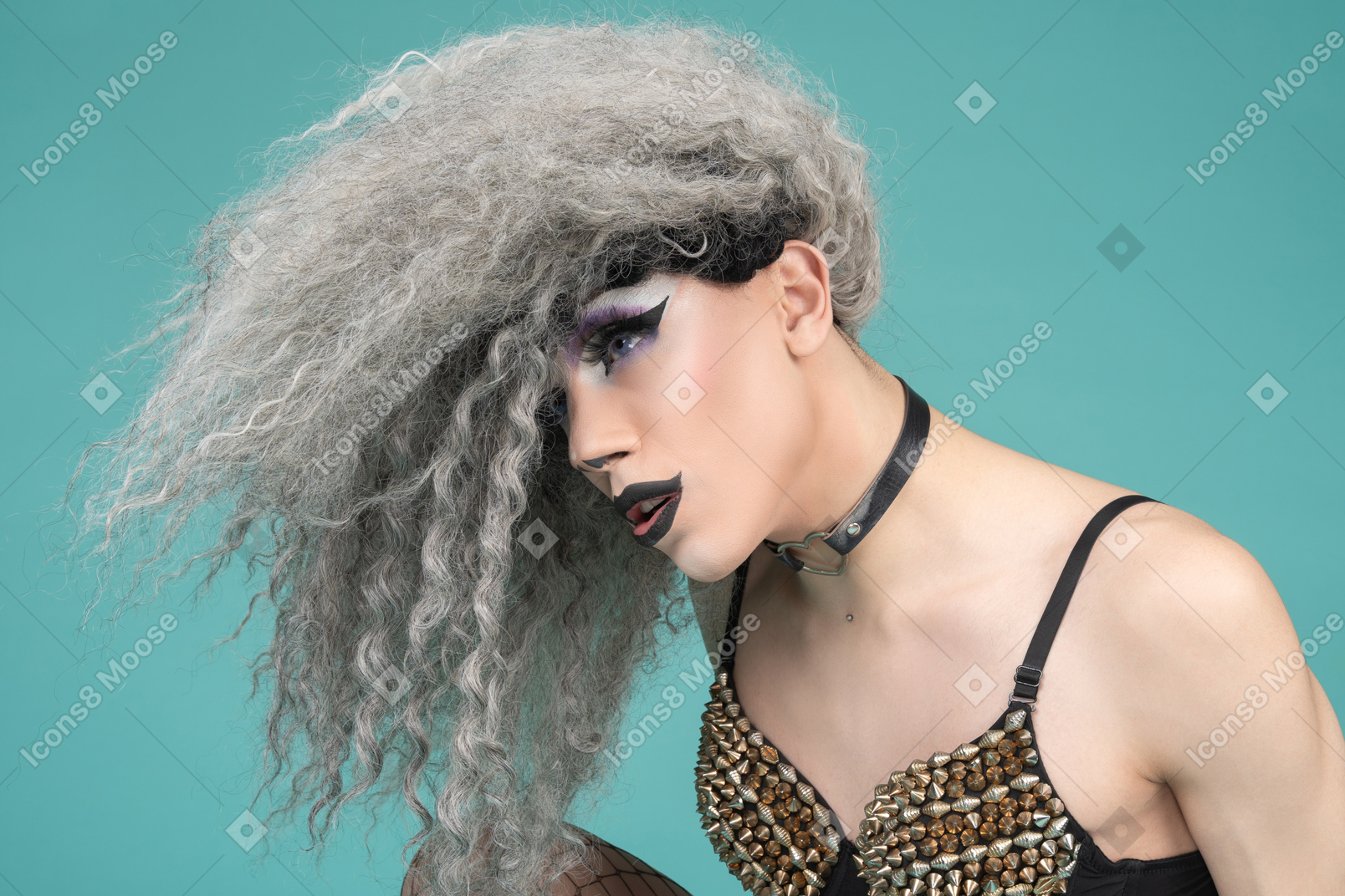 Close-up de uma drag queen com cabelo cobrindo o rosto