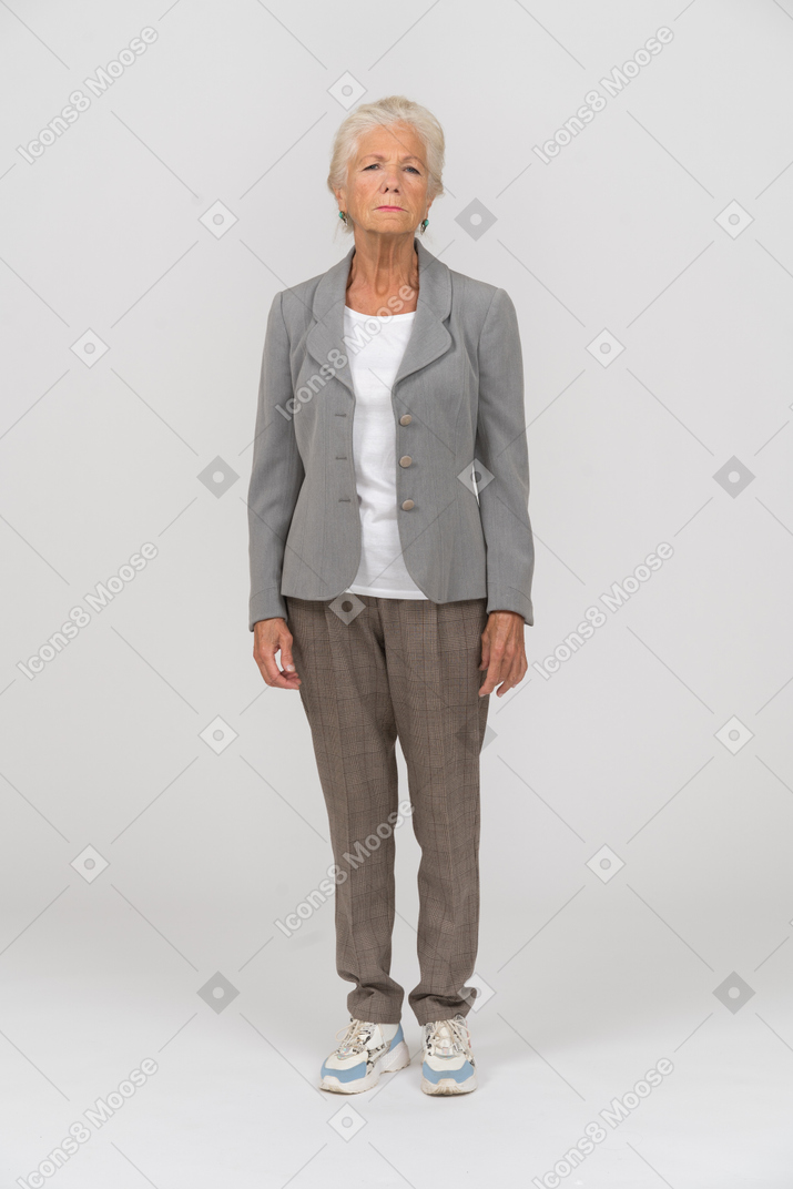 一个穿西装的老妇人看着相机的前视图