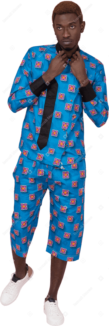 Homme noir en pyjama bleu debout
