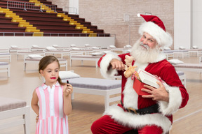 Santa y una niña en un hospital temporal