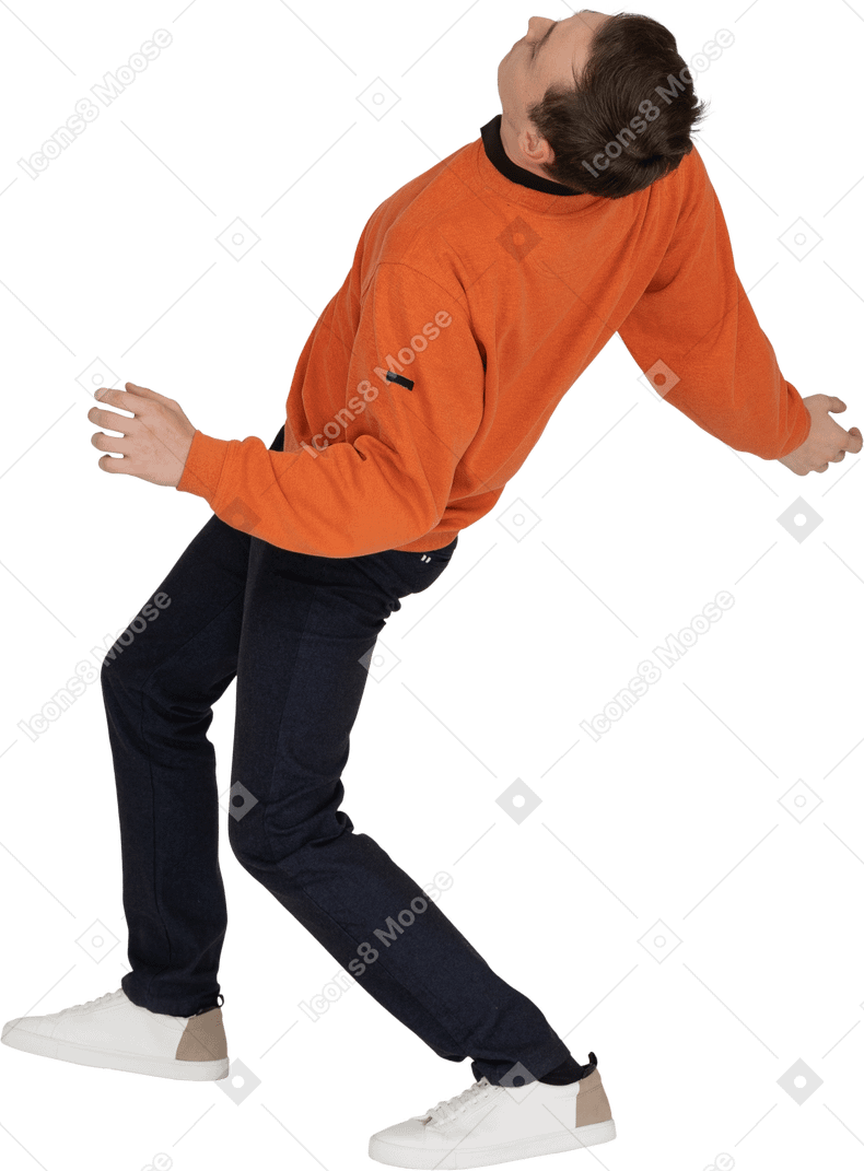 Junger mann im orange sweatshirt posiert