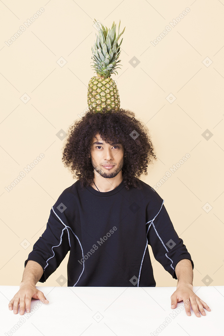 Balanciere mit ananas auf meinem kopf