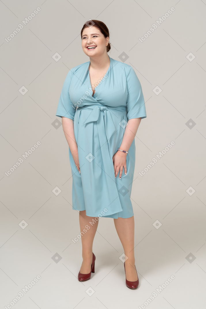 Вид спереди счастливой женщины в синем платье