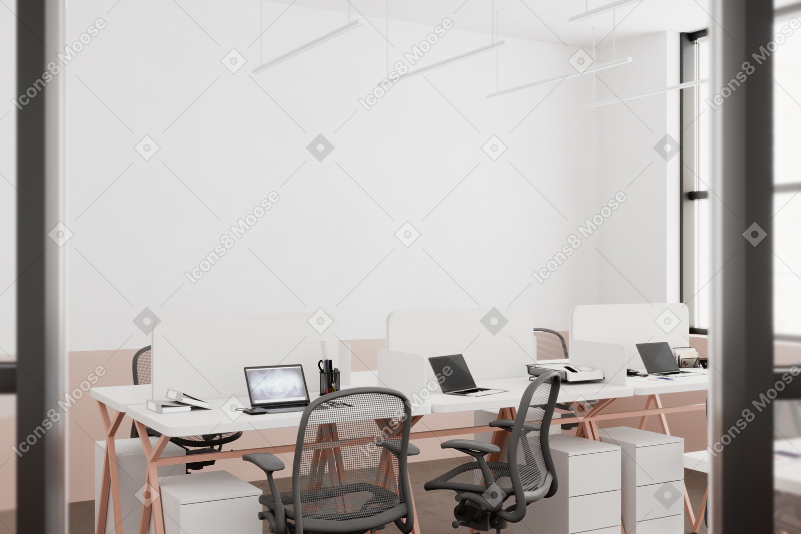 Schreibtische, stühle und laptops in einem büro
