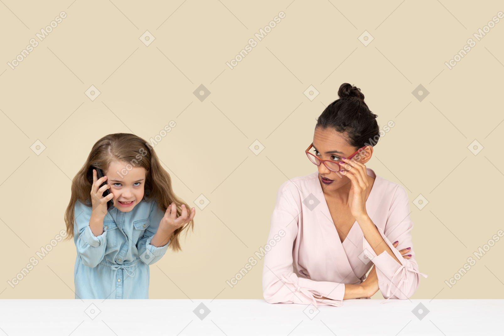 Mãe olhando atentamente para sua filha irritada, falando ao telefone