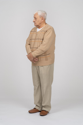 Vista frontale di un vecchio in abiti casual che guarda da parte