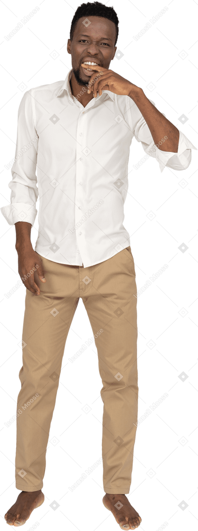 Homme en chemise blanche debout