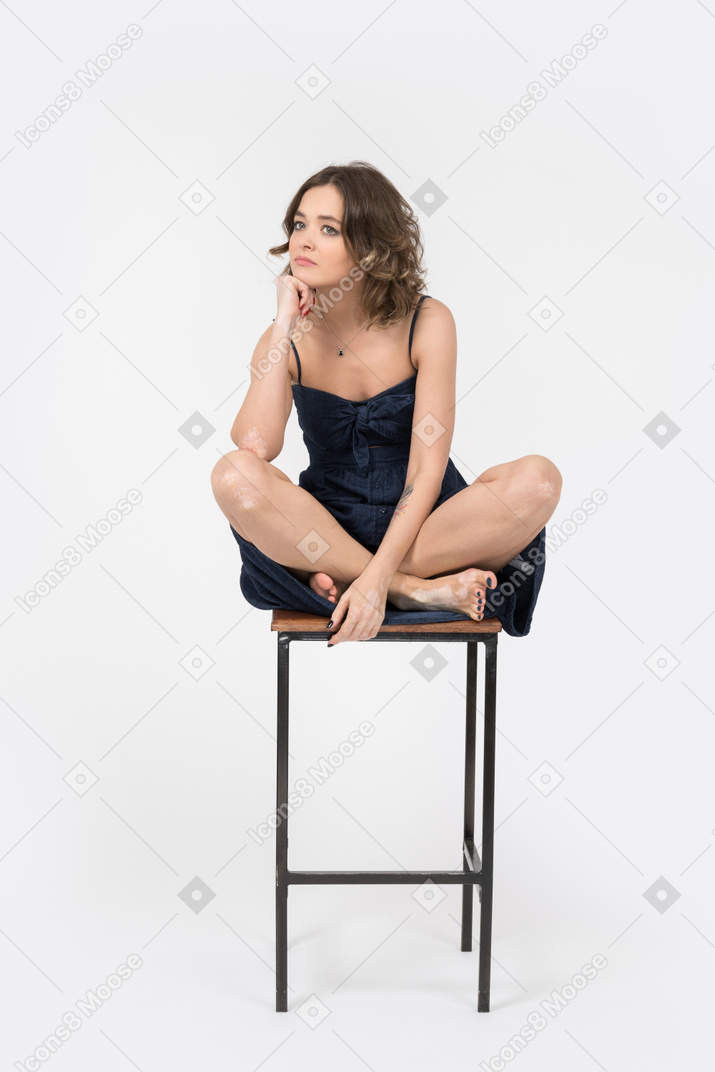 Внимательная женщина сидит в позе лотоса